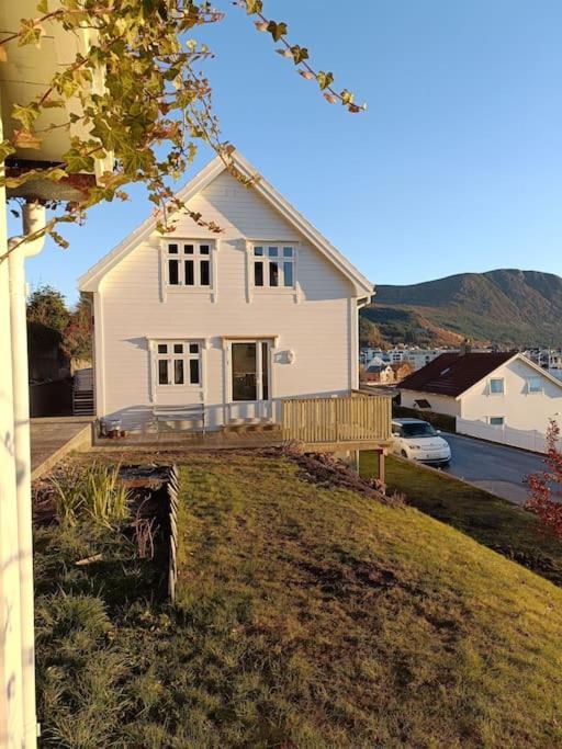 Charming House In Ulsteinvik With Free Parking Villa Luaran gambar